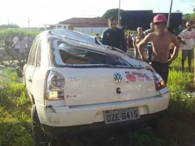 Jovem perde controle da direção, capota carro e derruba poste em Naviraí