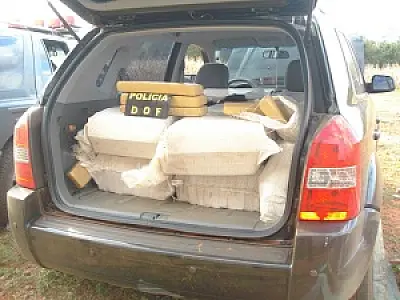 Meia tonelada de maconha é apreendida em carro roubado