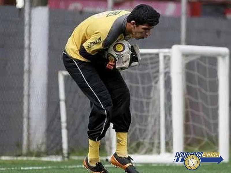 Douradense é destaque como goleiro do Santos