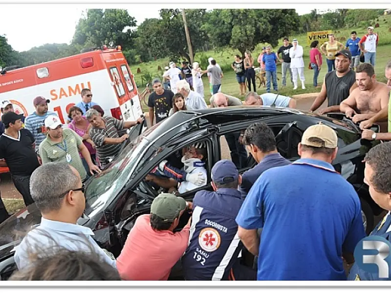 Caminhonete e Astra se chocam e motorista fica preso nas ferragens na MS-060