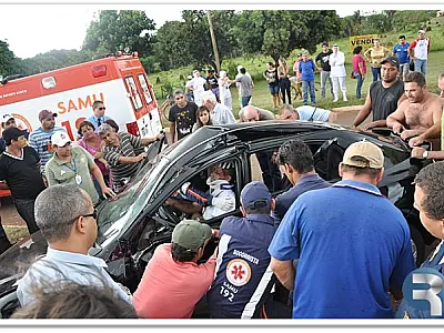 Caminhonete e Astra se chocam e motorista fica preso nas ferragens na MS-060