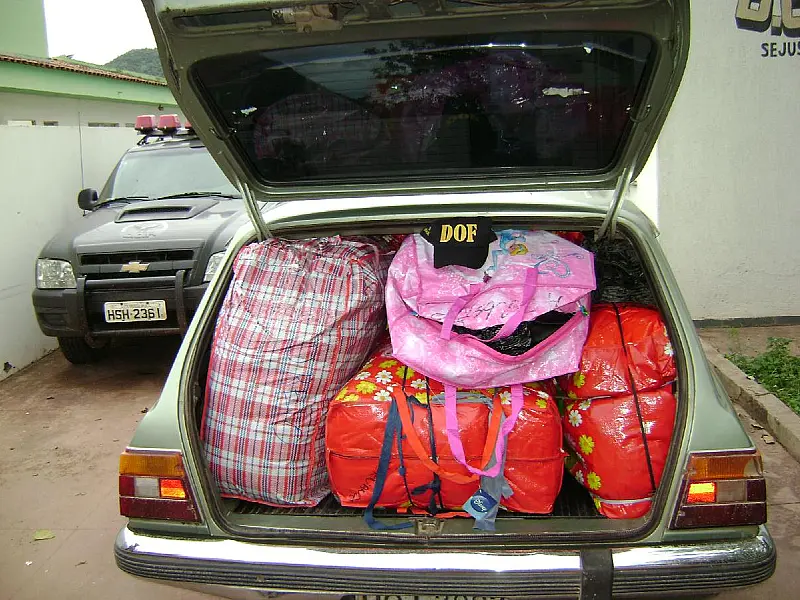 Mais de 400kg de roupas apreendidos pelo DOF