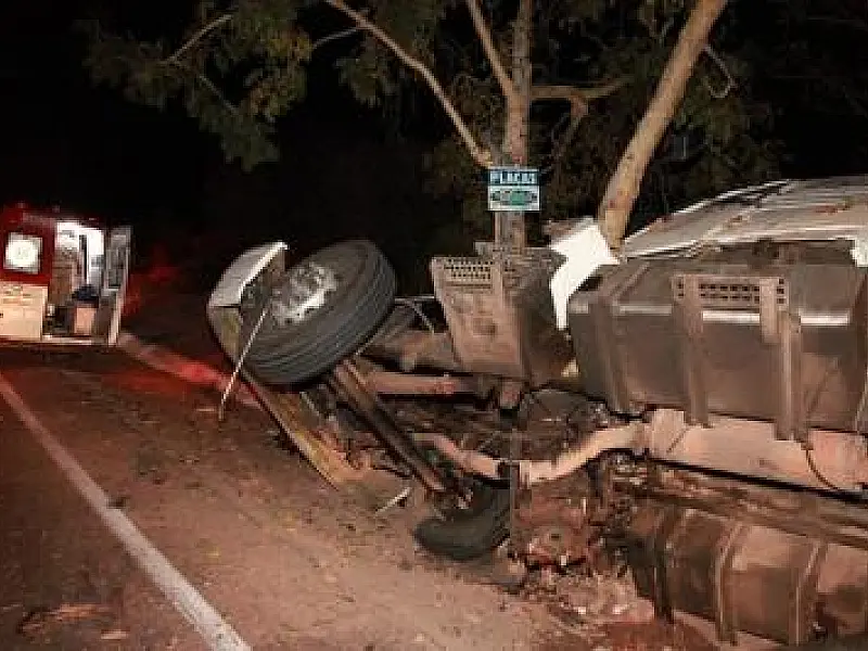 Motorista tomba carreta e bate em árvore na BR-163, em Rio Verde