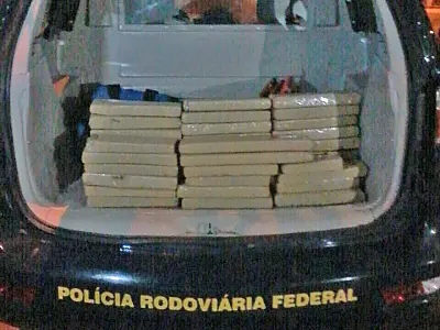 PRF apreende maconha após perseguição à condutor e passageiro