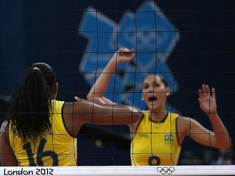 Brasil vence Rússia no vôlei feminino e vai a semi