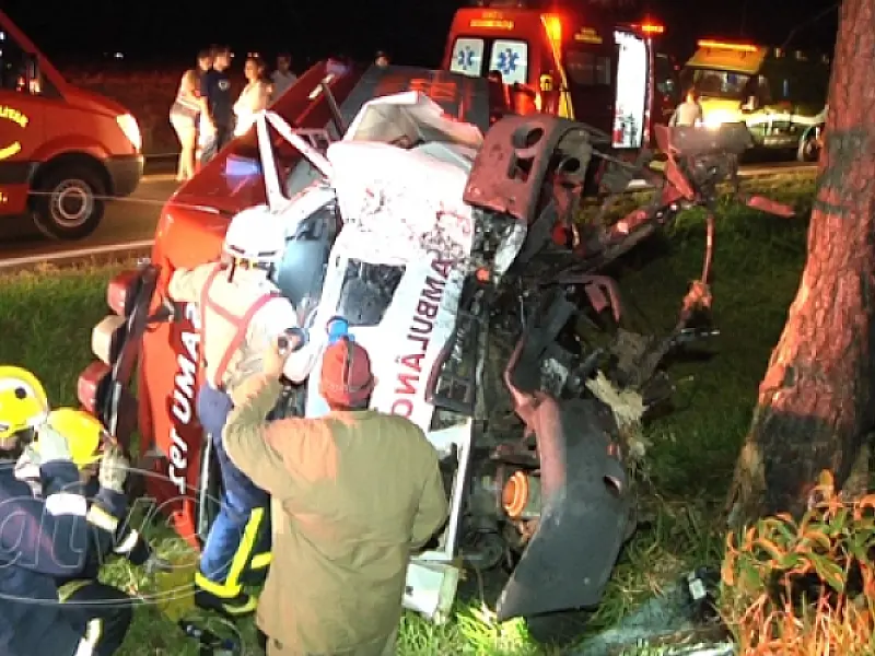 Pai e filha morrem em capotamento de ambulância do SAMU