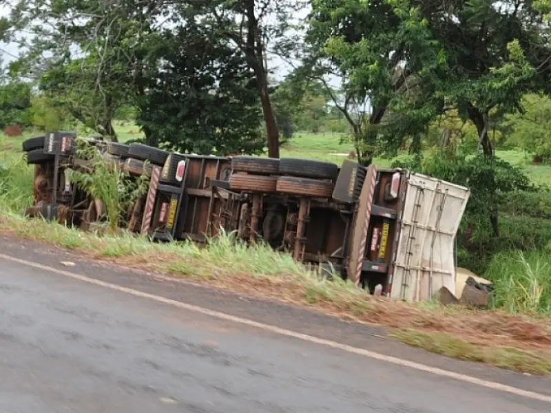 Carreta tomba após motorista cochilar ao volante