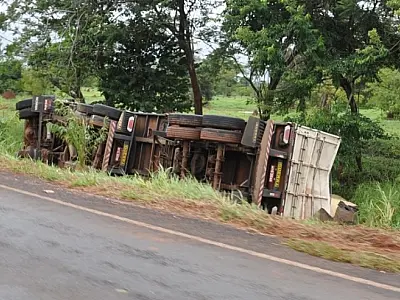Carreta tomba após motorista cochilar ao volante