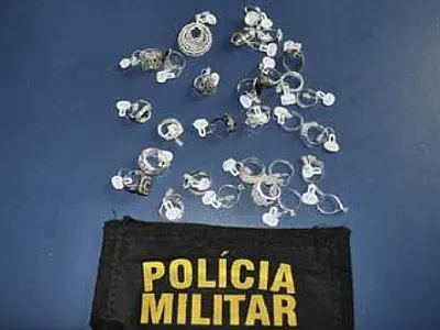 Polícia prende suspeitos de furtar relojoaria e recupera R$ 3 mil em jóias