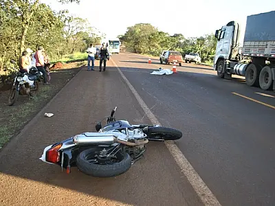 Motociclista morre após bater em carro que tentava fazer contorno na BR 163