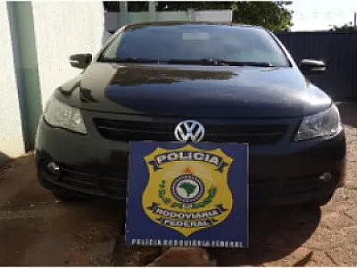 PRF de Paranaíba recupera carro roubado em Joinville e prende motorista