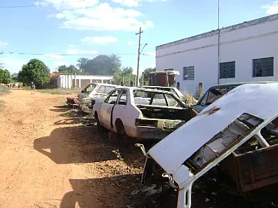 PMA fecha ferro velho ilegal e aplica multa de R$ 5 mil por poluição do solo