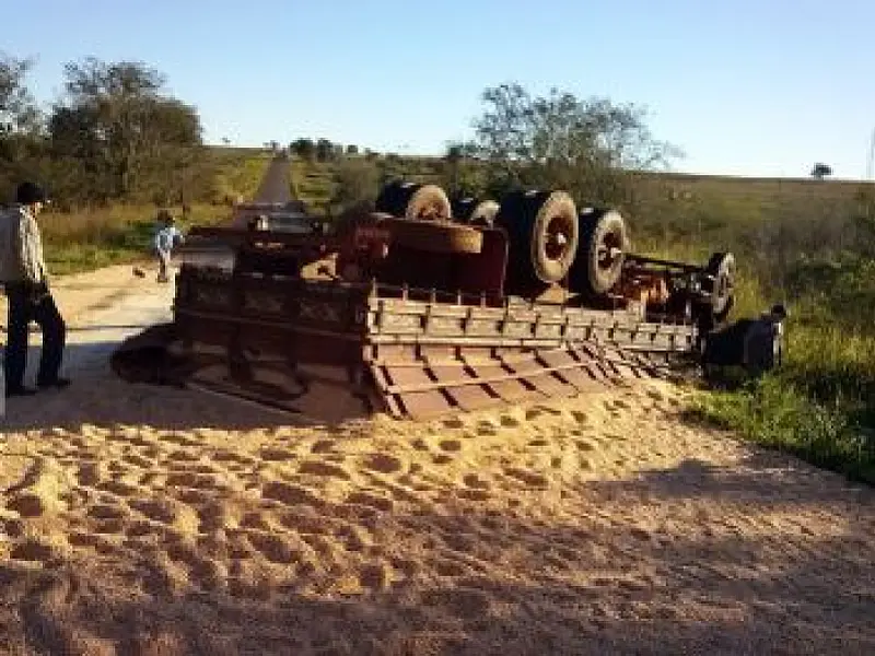 Caminhão carregado de milho de Caarapó tomba na MS-156