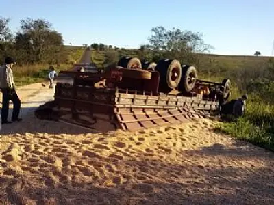 Caminhão carregado de milho de Caarapó tomba na MS-156