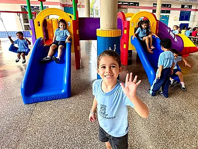 Alunos da REME comemoram a chegada dos novos parquinhos