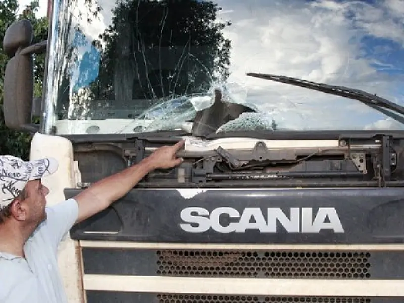 Campana se solta e atinge carreta que seguia pela BR-163