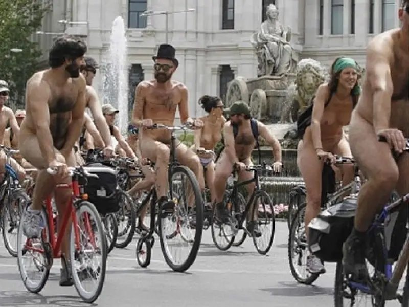 Ciclistas fazem protestos em Madri pelados