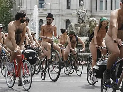 Ciclistas fazem protestos em Madri pelados