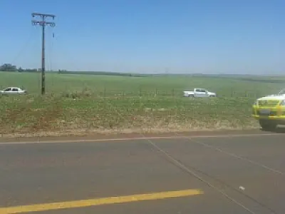 Cabo de alta tensão cai e atinge motoqueiro