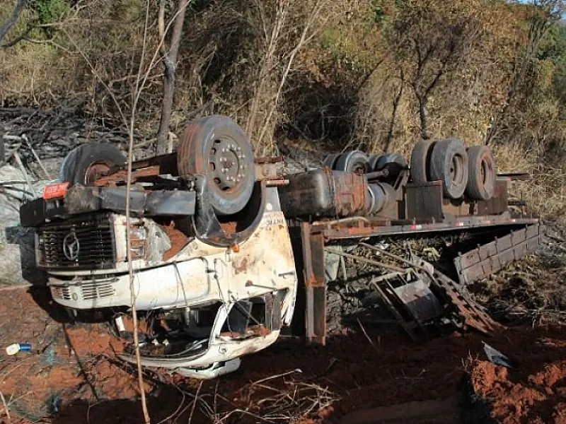 Caminhão carregado de couro capota na BR 267