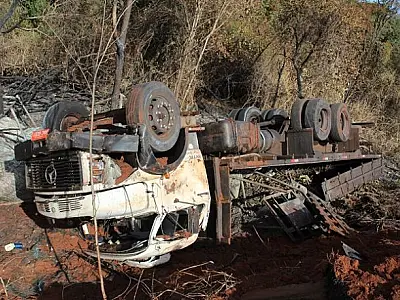 Caminhão carregado de couro capota na BR 267