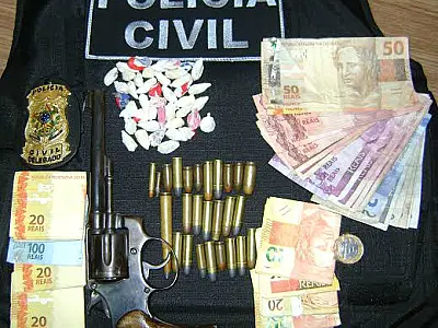 Polícia fecha boca de fumo e apreende arma e munições