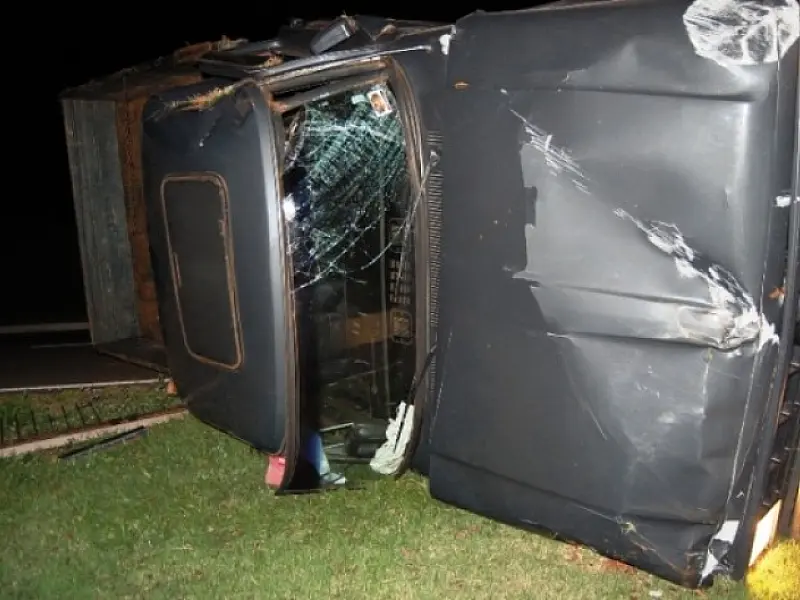 Motorista perde o controle e tomba caminhonete na MS-134