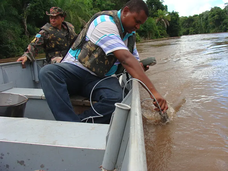 PMA coleta água para analisar origem de mancha negra na água do rio Aquidauana