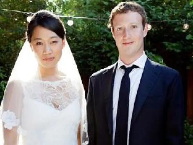 Fundador do Facebook se casa e muda de status