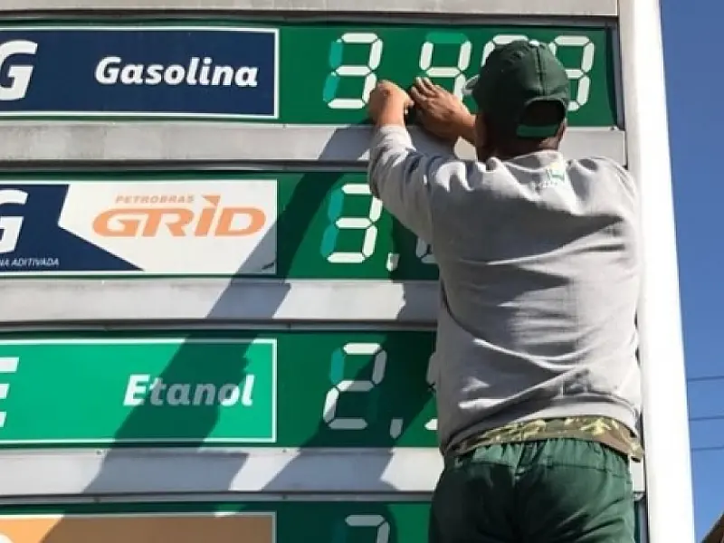 Lei obriga postos a informar em placas preços de combustível à vista ou no crédito