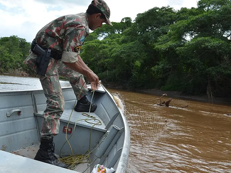 PMA apreende 10 redes, 127 anzóis de galho e 92 kg de pescado no rio Miranda