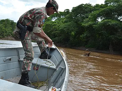 PMA apreende 10 redes, 127 anzóis de galho e 92 kg de pescado no rio Miranda