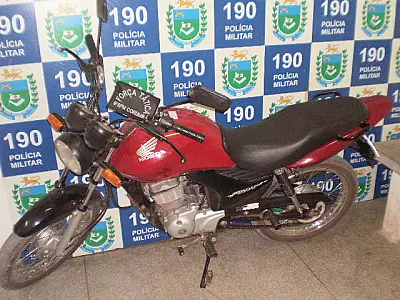 Foragido do semiaberto é preso com moto roubada
