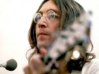 Molar de John Lennon é vendido por R$ 54 mil