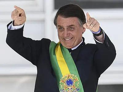 Bolsonaro assina decreto que fixa salário mínimo em R$ 998 em 2019