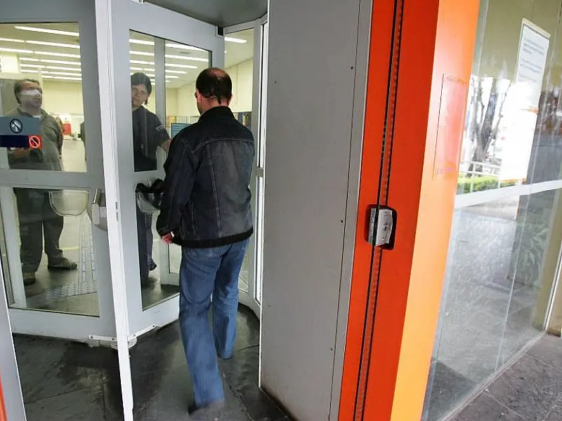 Capital discute funcionamento de portas giratórias em bancos