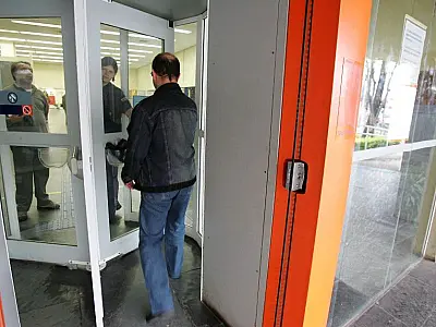 Capital discute funcionamento de portas giratórias em bancos