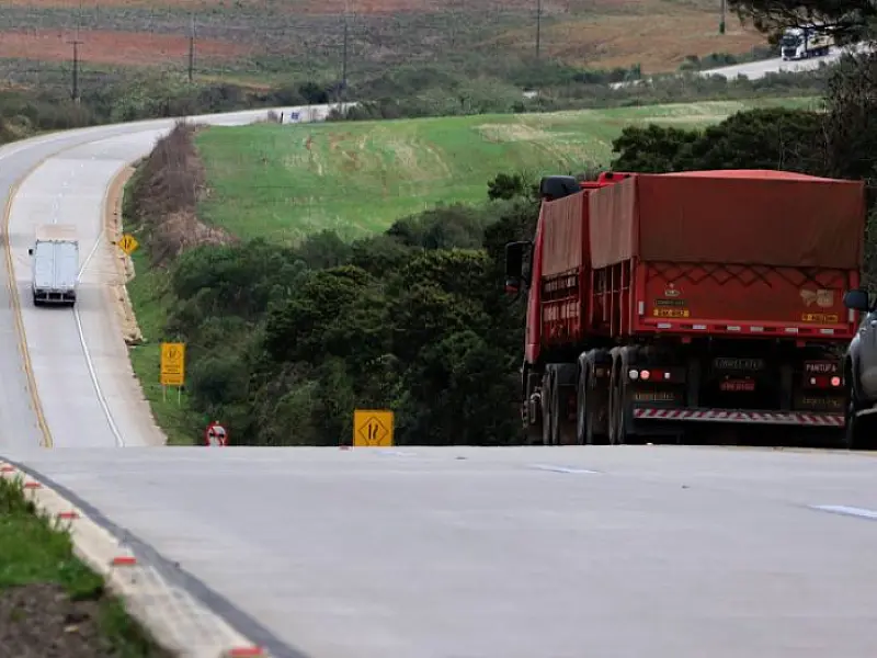Governo planeja aplicar pavimento de concreto em rodovias com movimento intenso de cargas
