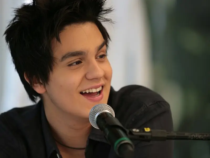 Luan Santana grava vídeo em homenagem a fã que morreu no incêndio da Kiss