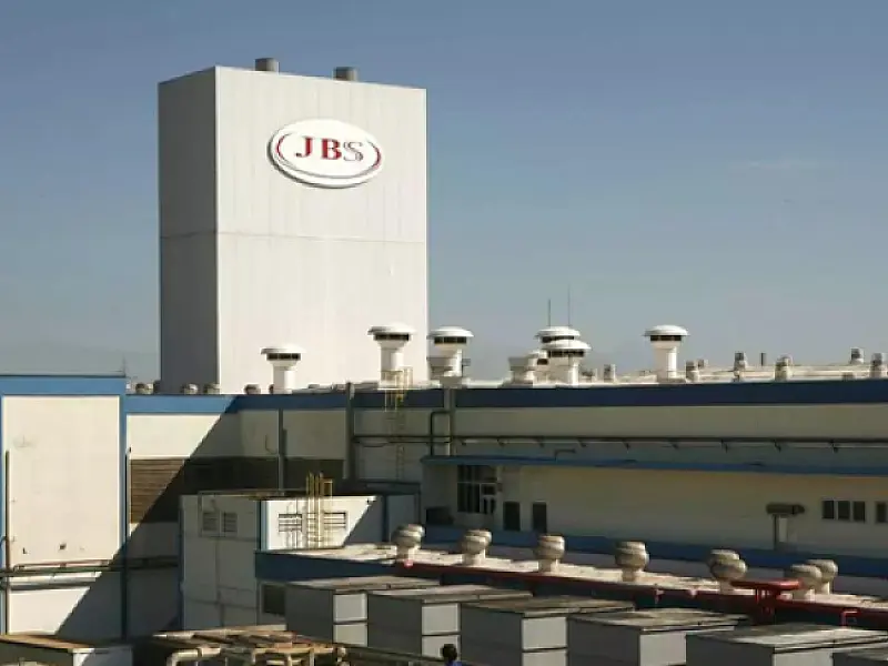 JBS retoma abates com redução de 35% da capacidade de produção