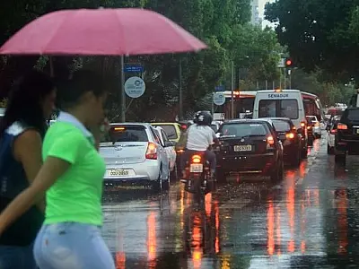 Chuva acumulada pode ultrapassar 50mm em 24h, e guarda-chuvas é item obrigatório nesta terça