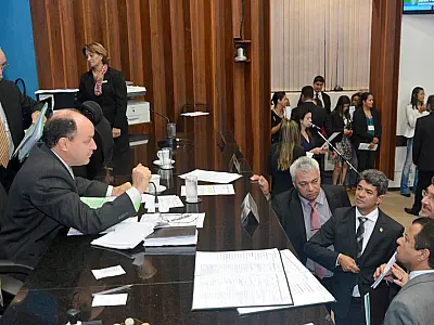 Orçamento para 2016 é aprovado e deputados incorporam três emendas