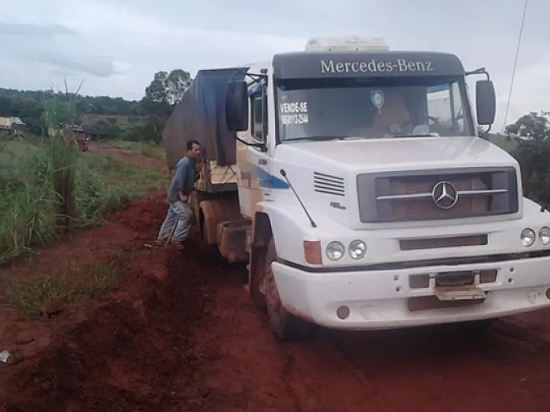 Atoleiros ainda geram filas enormes de carretas e caminhões no MT