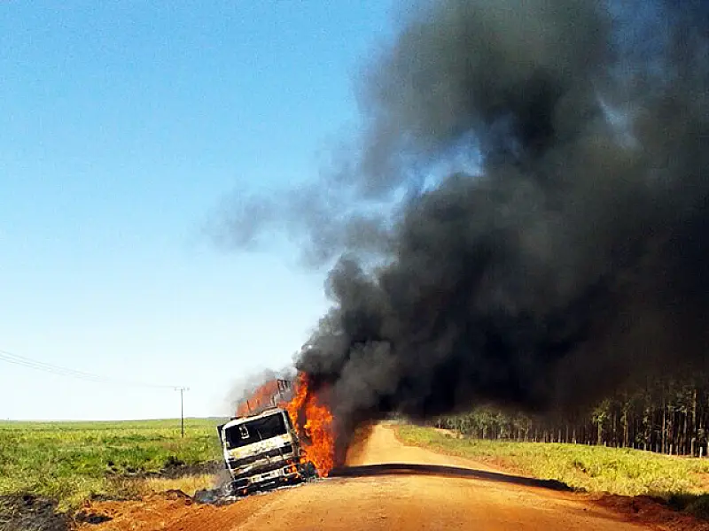 Caminhão de diesel pega fogo próximo a Laguna Caarapã
