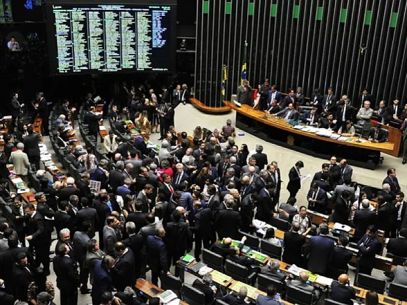 Câmara conclui votação da PEC dos Gastos Públicos e proposta segue para o Senado