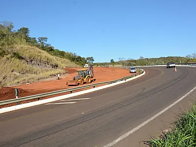 Dnit executa obras na 'curva da morte' da BR-060