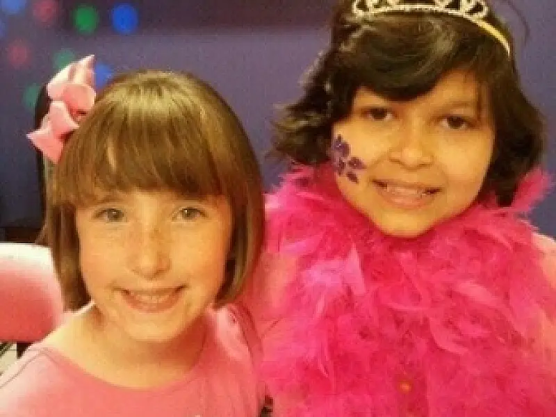 Solidária, menina americana corta cabelo para ajudar amiga