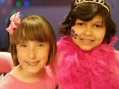 Solidária, menina americana corta cabelo para ajudar amiga