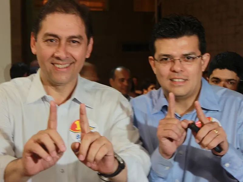 Faltando apenas uma urna, Bernal chega ao TRE cercado pelos seus eleitores