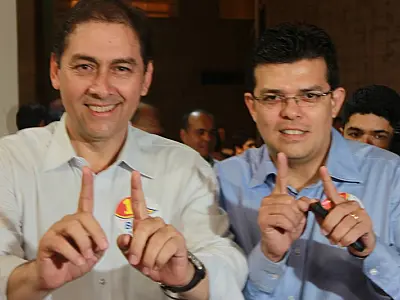 Faltando apenas uma urna, Bernal chega ao TRE cercado pelos seus eleitores